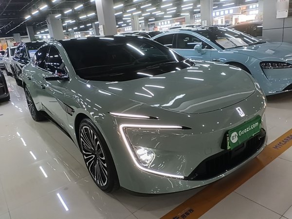 Avatr 12 2023, 14800 км, за 33734 USD