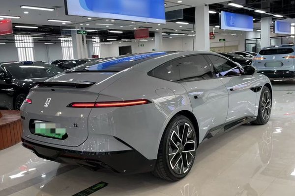 Avatr 12 2025, 15900 км, за 30156 USD
