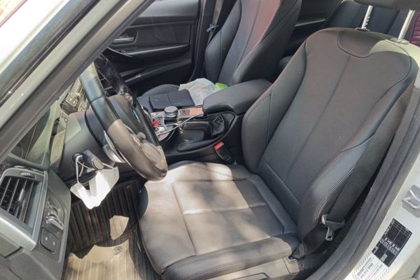 BMW 3 Series 2018, за 12961 USD - фото 12