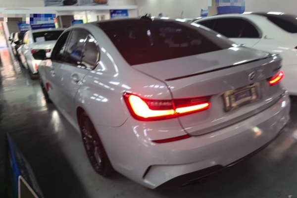 BMW 3 Series 2020, 88300 км, за 21562 USD