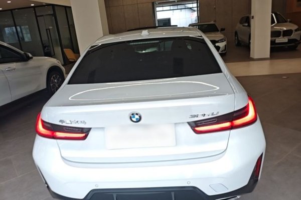 BMW 3 Series 2023, 32500 км, за 28549 USD