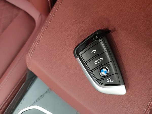 BMW 3 Series 2025, 10800 км, за 37468 USD - фото 12