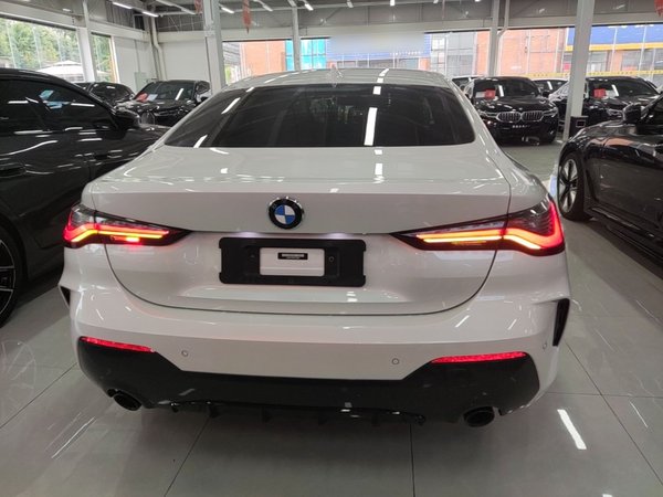 BMW 4 Series 2022, 26300 км, за 42501 USD
