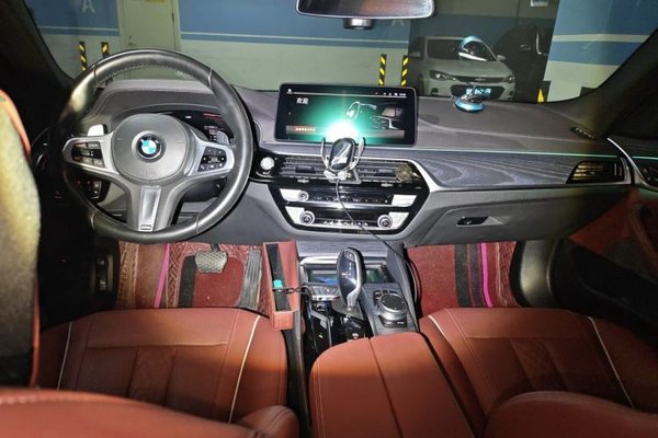 BMW 5 Series 2021, 47900 км, за 32680 USD