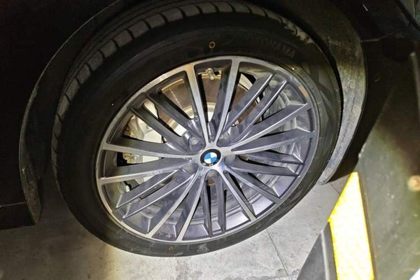 BMW 5 Series 2021, 47900 км, за 32680 USD