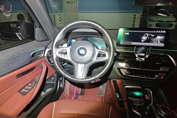 BMW 5 Series 2021, 47900 км, за 32680 USD