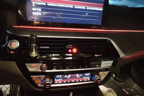 BMW 5 Series 2022, 70200 км, за 34427 USD