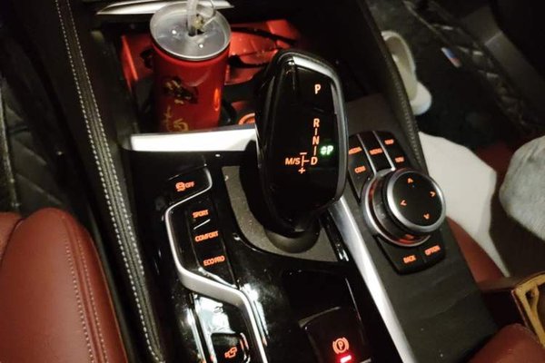 BMW 5 Series 2022, 70200 км, за 34427 USD