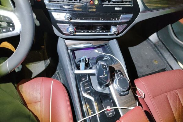 BMW 5 Series 2022, 88900 км, за 31682 USD - фото 13