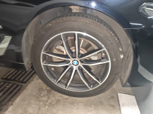 BMW 5 Series 2022, 46700 км, за 36881 USD