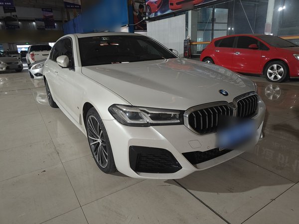 BMW 5 Series 2022, 49700 км, за 37255 USD