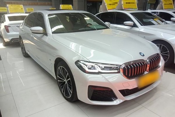 BMW 5 Series 2022, 60400 км, за 37479 USD