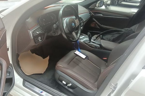 BMW 5 Series 2022, 60400 км, за 37479 USD - фото 17