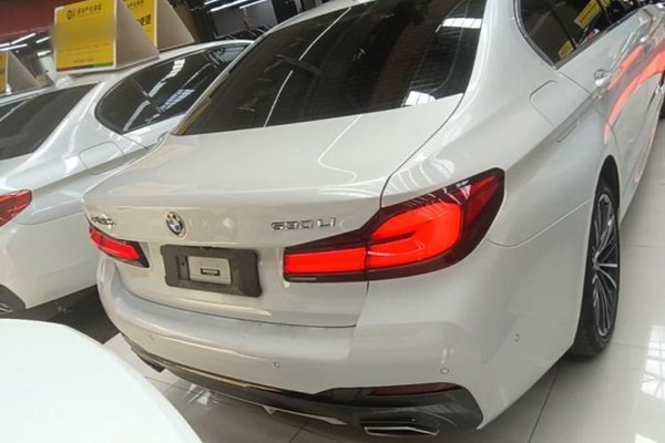 BMW 5 Series 2022, 60400 км, за 37479 USD