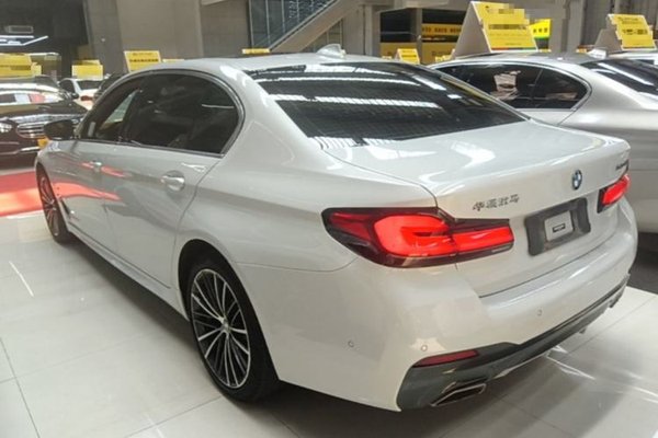 BMW 5 Series 2022, 60400 км, за 37479 USD