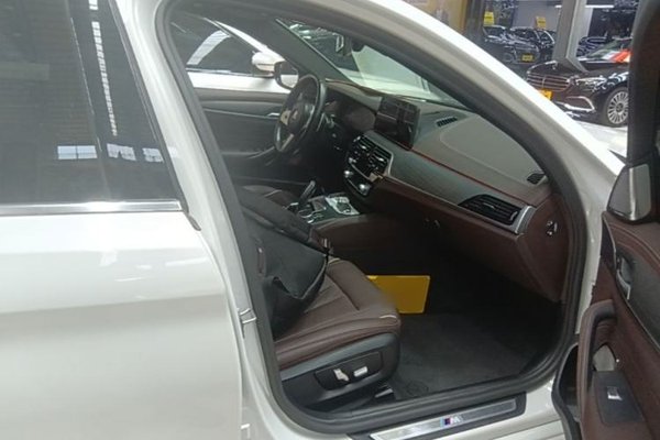 BMW 5 Series 2022, 60400 км, за 37479 USD - фото 19
