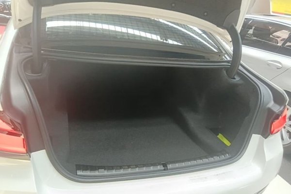 BMW 5 Series 2022, 60400 км, за 37479 USD - фото 22
