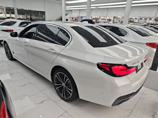 BMW 5 Series 2023, 22100 км, за 44190 USD