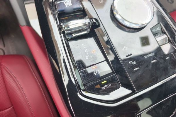 BMW 5 Series 2024, 20800 км, за 46350 USD - фото 13