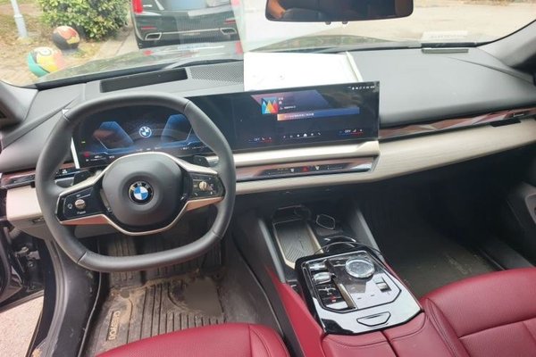 BMW 5 Series 2024, 20800 км, за 46350 USD - фото 18