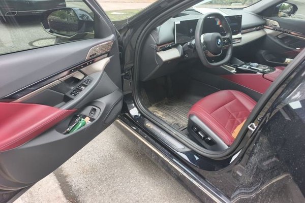 BMW 5 Series 2024, 20800 км, за 46350 USD - фото 19