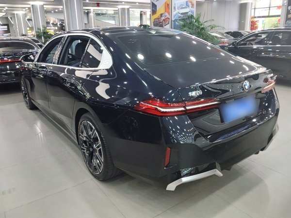 BMW 5 Series 2024, 31600 км, за 49044 USD