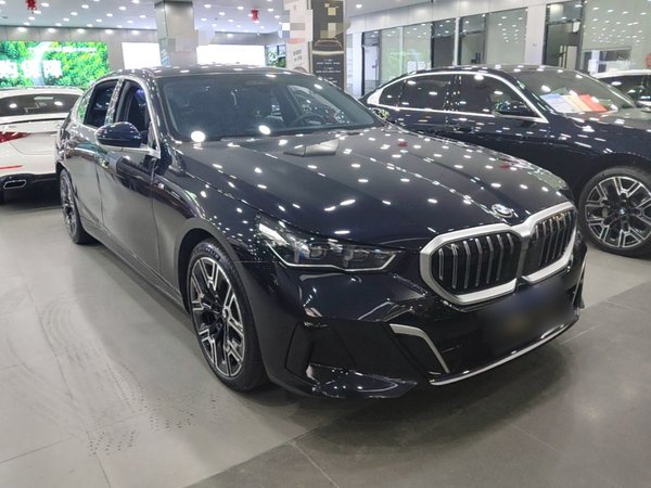 BMW 5 Series 2024, 31600 км, за 49044 USD