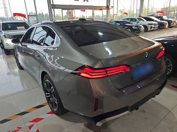 BMW 5 Series 2024, 24100 км, за 42479 USD