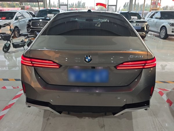 BMW 5 Series 2024, 24100 км, за 42479 USD