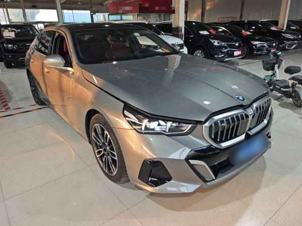BMW 5 Series 2024, 24100 км, за 42479 USD