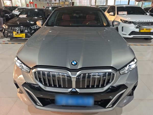 BMW 5 Series 2024, 24100 км, за 42479 USD