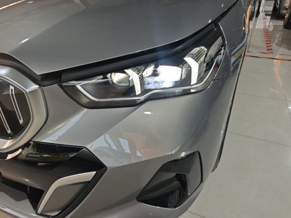 BMW 5 Series 2024, 24100 км, за 42479 USD - фото 9