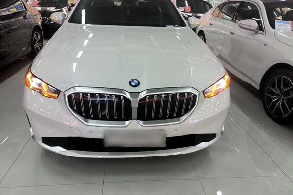 BMW 5 Series 2024, 18400 км, за 40159 USD