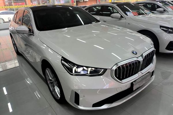 BMW 5 Series 2024, 18400 км, за 40159 USD