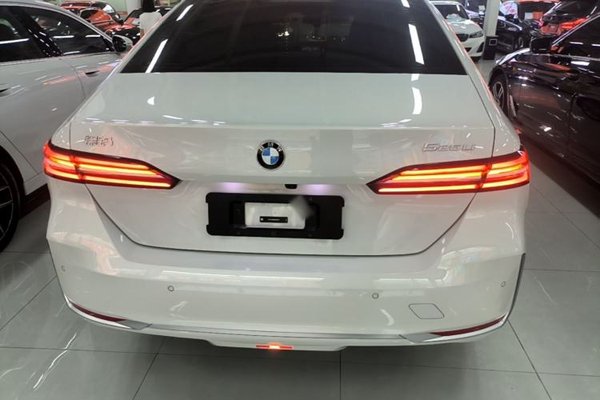 BMW 5 Series 2024, 18400 км, за 40159 USD