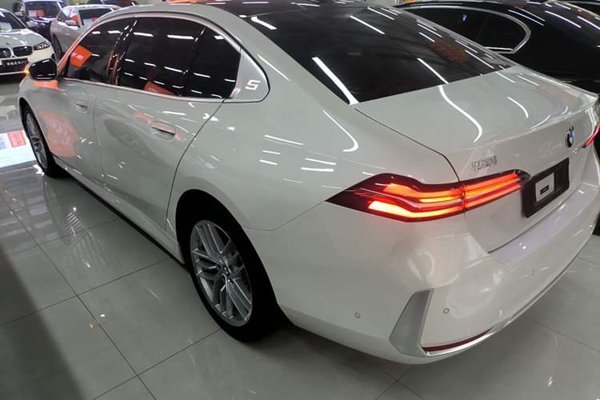 BMW 5 Series 2024, 18400 км, за 40159 USD