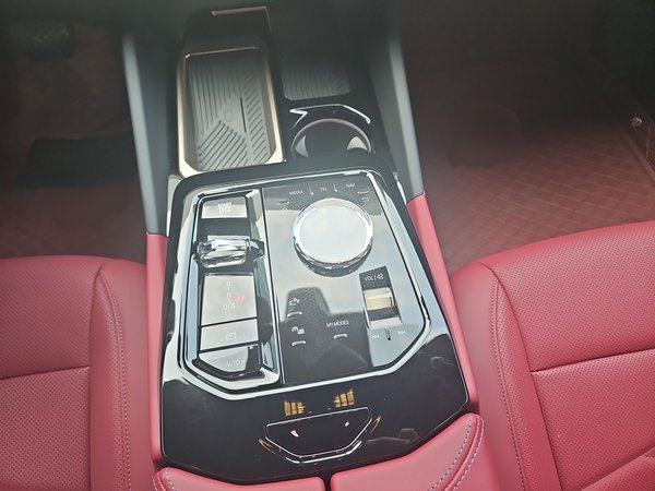 BMW 5 Series 2025, 10900 км, за 50729 USD - фото 16