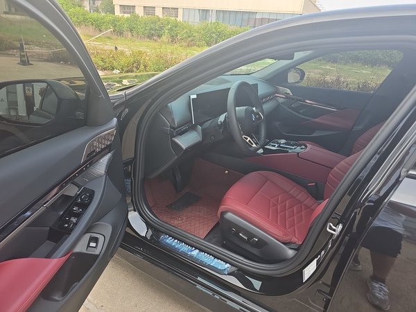 BMW 5 Series 2025, 10900 км, за 50729 USD - фото 10