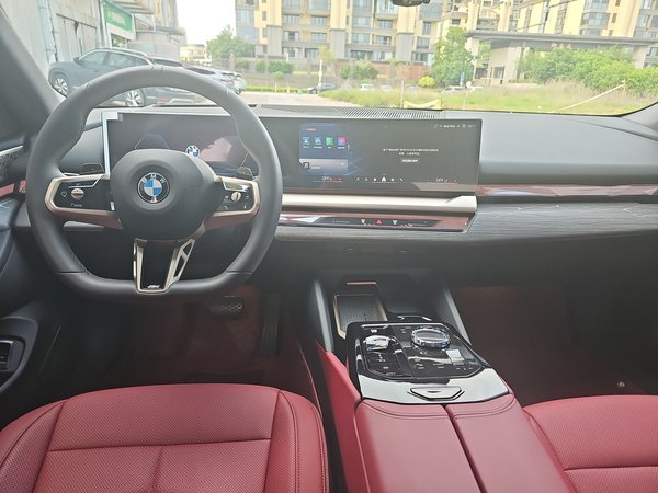 BMW 5 Series 2025, 10900 км, за 50729 USD - фото 9