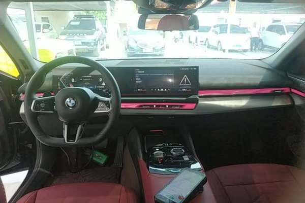 BMW 5 Series 2025, 7100 км, за 47502 USD - фото 13