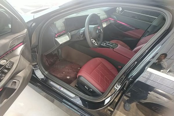 BMW 5 Series 2025, 7100 км, за 47502 USD - фото 19