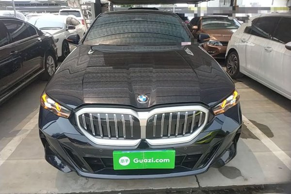 BMW 5 Series 2025, 7100 км, за 47502 USD