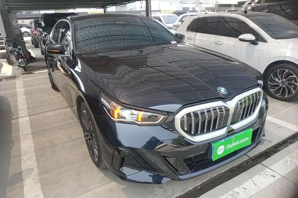 BMW 5 Series 2025, 7100 км, за 47502 USD