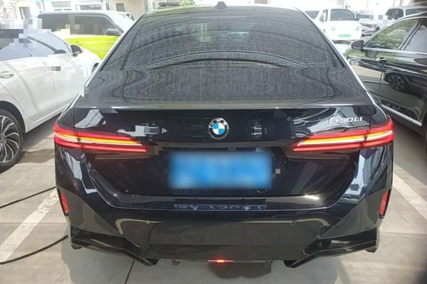 BMW 5 Series 2025, 7100 км, за 47502 USD