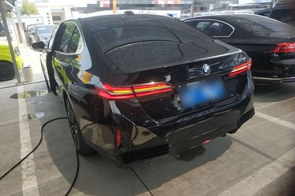 BMW 5 Series 2025, 7100 км, за 47502 USD