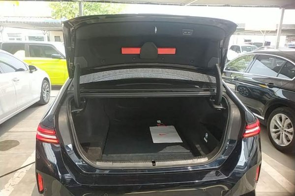 BMW 5 Series 2025, 7100 км, за 47502 USD - фото 22