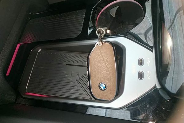 BMW 5 Series 2025, 7100 км, за 47502 USD - фото 12