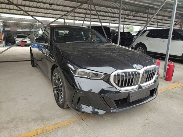 BMW 5 Series 2026, 100 км, за 49969 USD