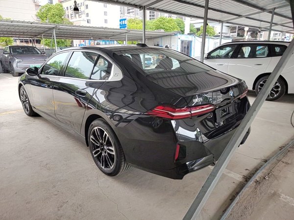 BMW 5 Series 2026, 100 км, за 49969 USD
