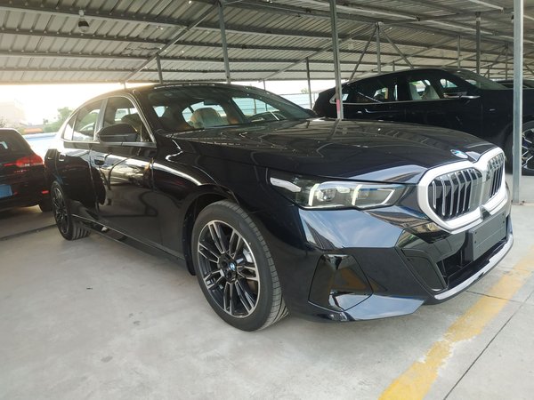 BMW 5 Series 2026, 100 км, за 49036 USD